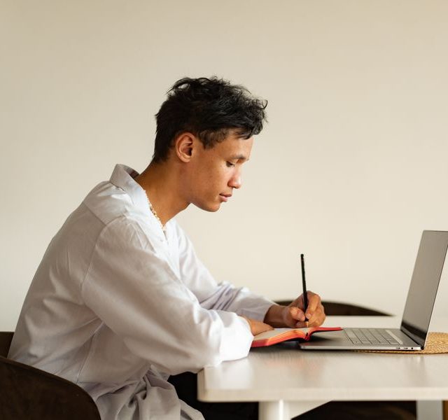 định cư tiếng anh trong bài học online